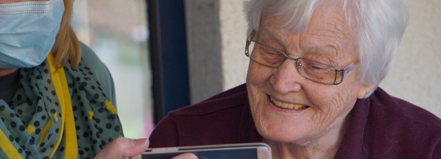 Oudere vrouw met telefoon.jpg